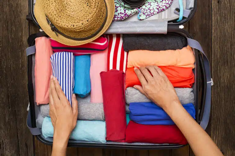 bagages vêtements roulés pour gagner de la place dans la valise