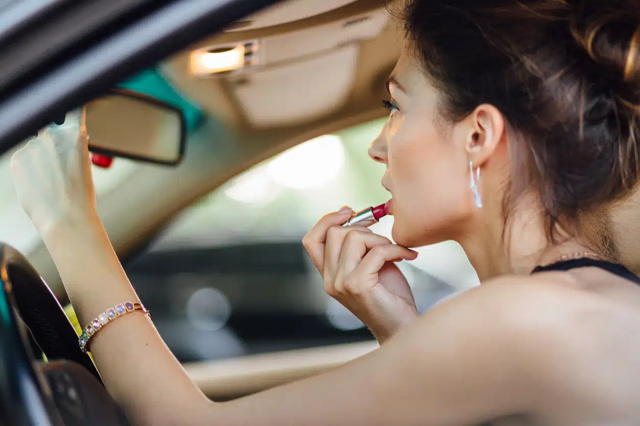 femme appliquant du rouge &agrave; l&egrave;vres