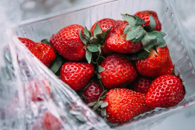 fraises trop m&ucirc;res ab&icirc;m&eacute;es dans une barquette