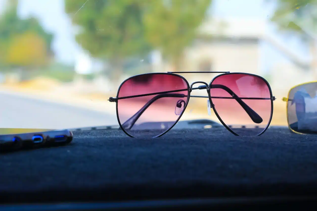 lunettes objets voiture &eacute;t&eacute;