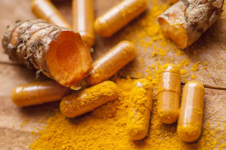 Racine de curcuma biologique crue avec poudre et m&eacute;dicament suppl&eacute;ment compl&eacute;ment alimentaire en capsule