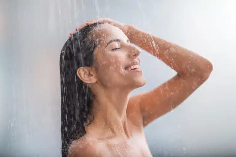 hygi&egrave;ne douche se doucher le matin shampoing