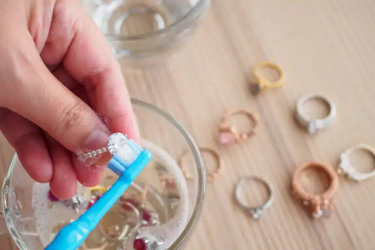 nettoyant nettoyer et polir bijoux vintage diamant bague avec brosse &agrave; dents