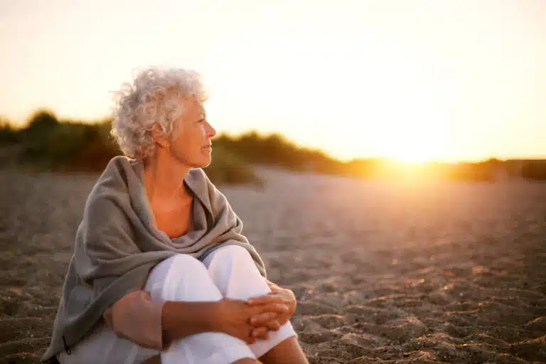 femme mature &agrave; la retraite retrait&eacute;e &agrave; la plage