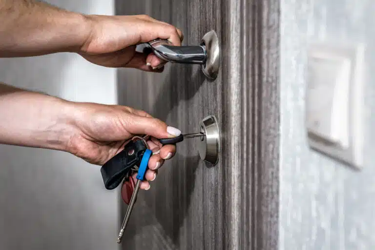 Verrouiller ou d&eacute;verrouiller la porte d&rsquo;entr&eacute;e avec la cl&eacute;
