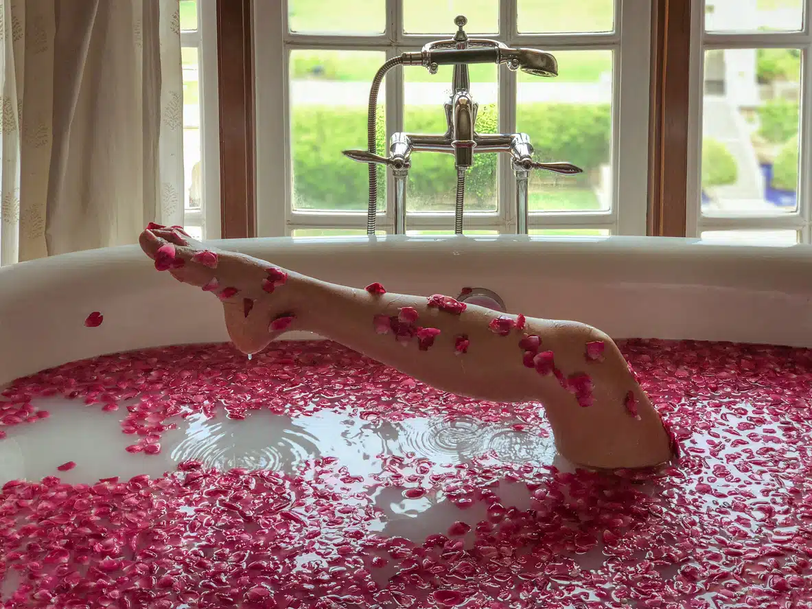 bain aux p&eacute;tales et au lait de rose pour recycler les roses de Saint Valentin