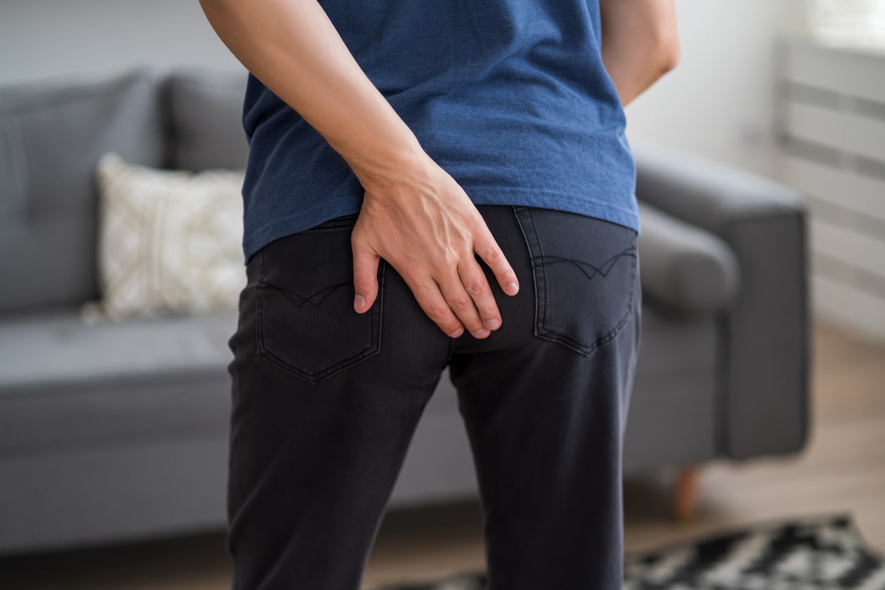 Douleur h&eacute;morro&iuml;daire, homme souffrant d&rsquo;h&eacute;morro&iuml;des flatulences gaz pets a&eacute;rophagie