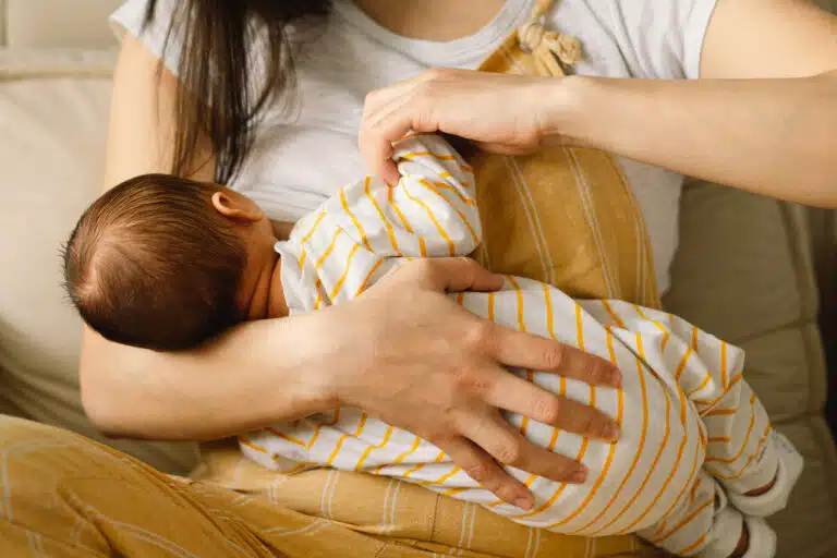 B&eacute;b&eacute; nouveau-n&eacute; allaitement apr&egrave;s l'accouchement m&egrave;re donne le sein &agrave; son enfant lactation pas assez de lait maternel mont&eacute;es de lait
