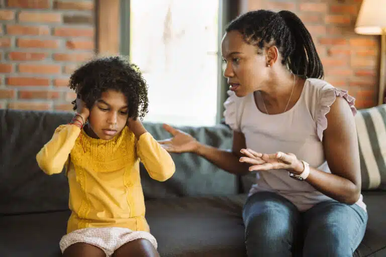 Petite fille se bouche les oreilles et refuse d'&eacute;couter sa m&egrave;re &eacute;ducation parent enfant punition
