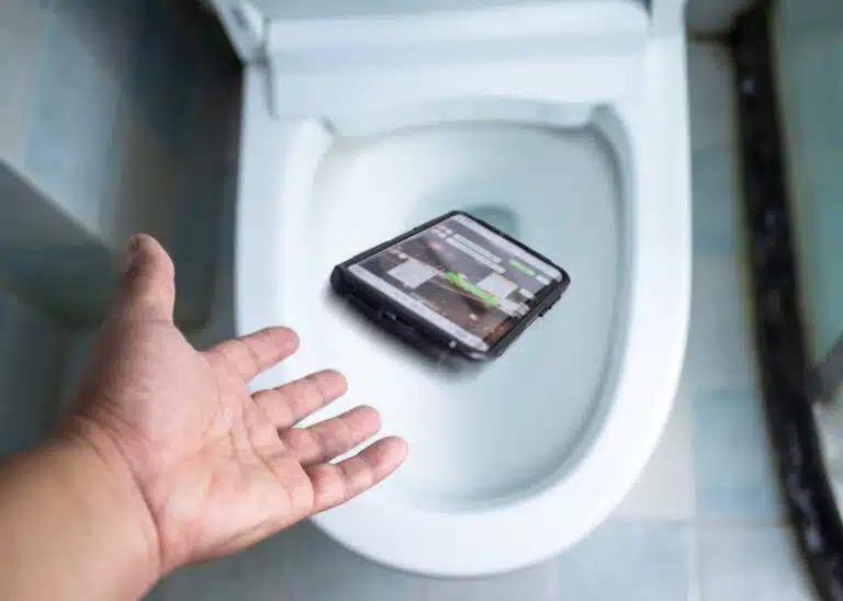 t&eacute;l&eacute;phone qui tombe dans la cuvette des toilettes