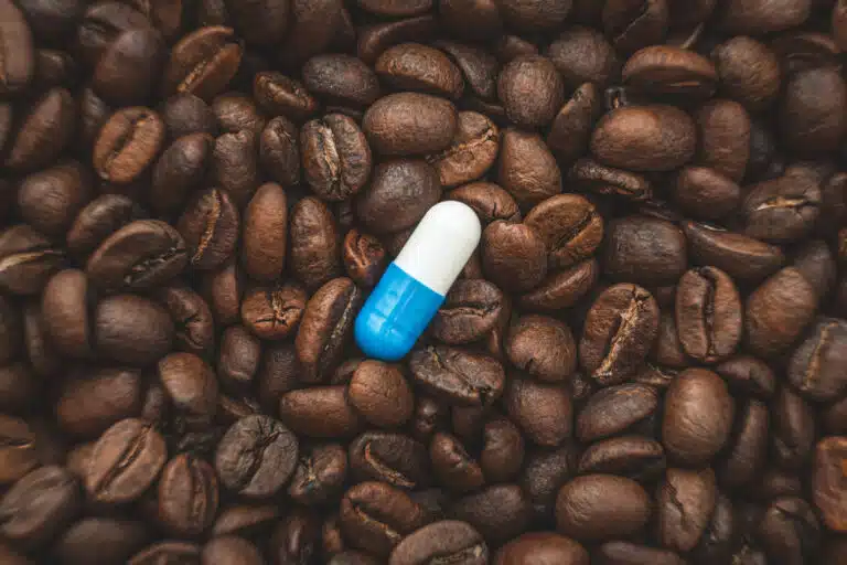 caf&eacute; et prise de m&eacute;dicaments cachets traitement m&eacute;dical sant&eacute;