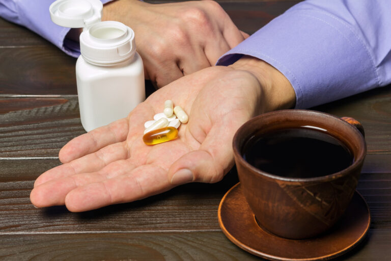 caf&eacute; et prise de m&eacute;dicaments cachets traitement m&eacute;dical sant&eacute;