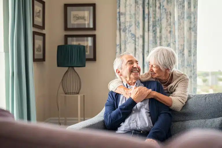 Couple a&icirc;n&eacute;s amour entre personnes &acirc;g&eacute;es s&eacute;niors &agrave; domicile