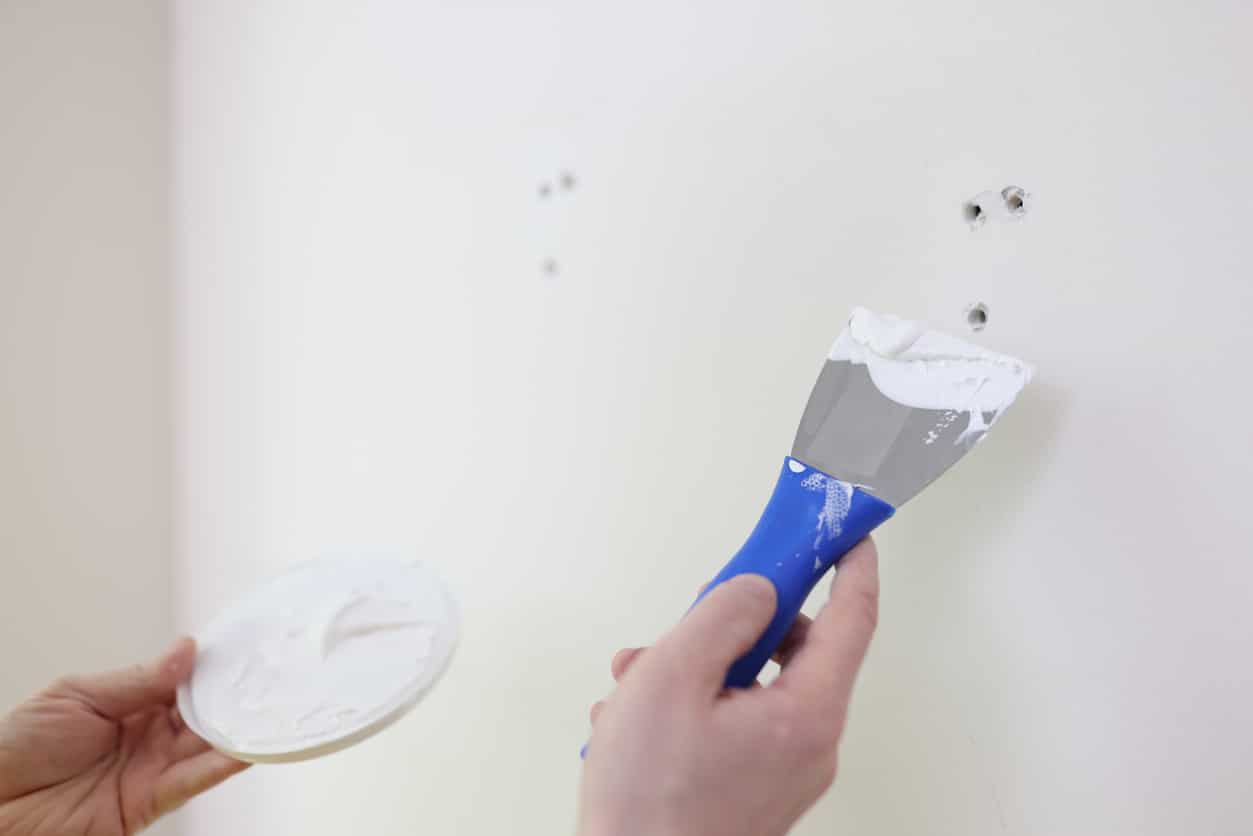 mastic-enduit-de-rebouchage-trou-ou-fissure-dans-le-mur-spatule
