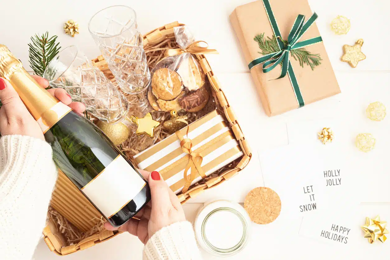 Panier cadeau de No&euml;l raffin&eacute; - id&eacute;es de cadeaux grand-m&egrave;re - bouteille de champagne, verres &agrave; vin, biscuits et bougie 