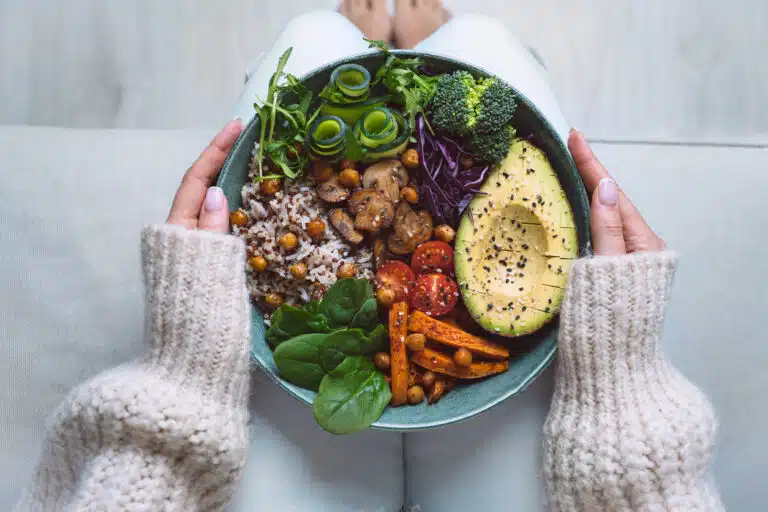 nourriture saine alimentation &eacute;quilibr&eacute;e plat vegan v&eacute;g&eacute;tarien &agrave; base de plantes - Buddha bowl l&eacute;gumes frais
