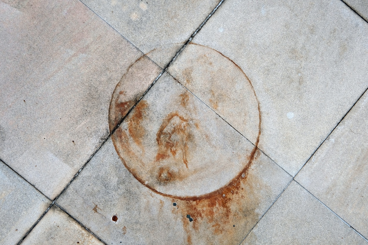 tache de rouille sur du carrelage