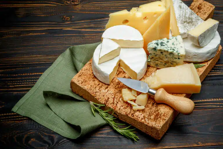 Diff&eacute;rents types de fromages - brie, roquefort, parmesan, cheddar - fromage de ch&egrave;vre
