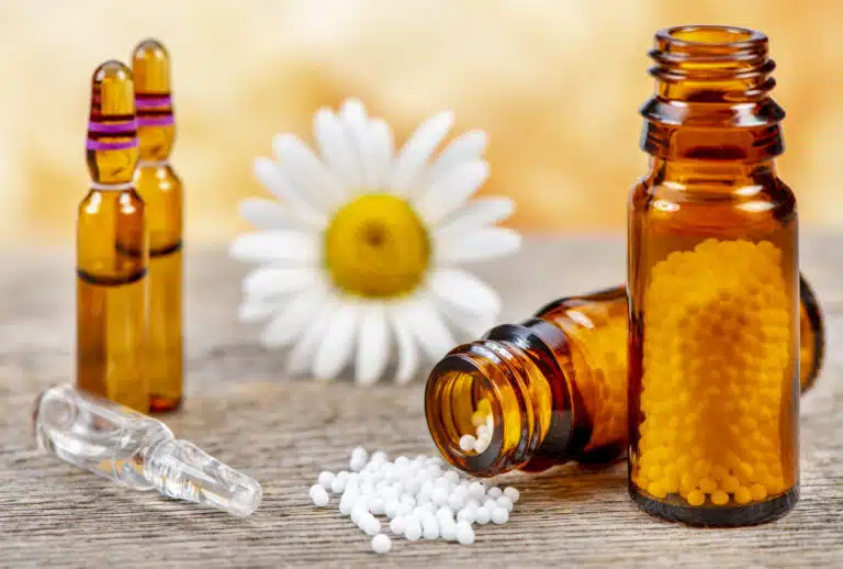 M&eacute;decine alternative naturelle avec granules globules &agrave; base de plantes