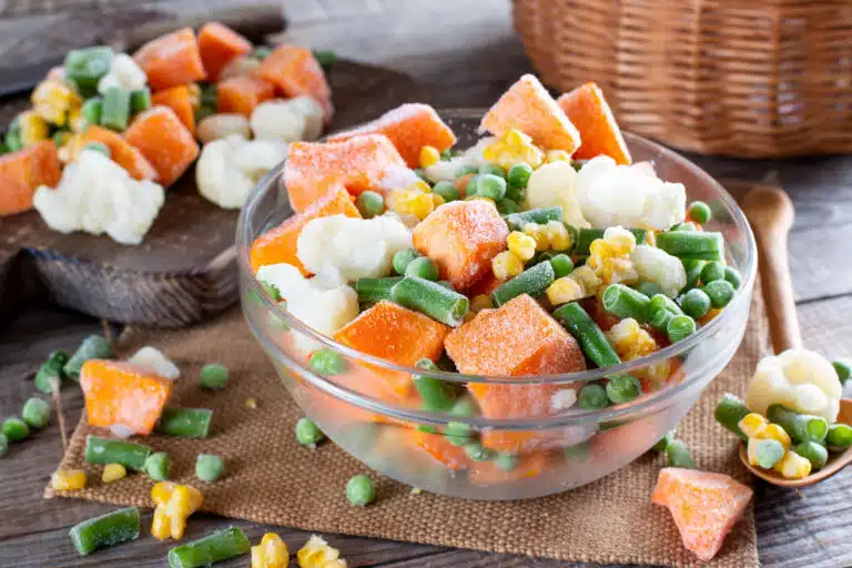 M&eacute;lange de diff&eacute;rents l&eacute;gumes surgel&eacute;s cong&eacute;l&eacute;s produits frais cong&eacute;lation