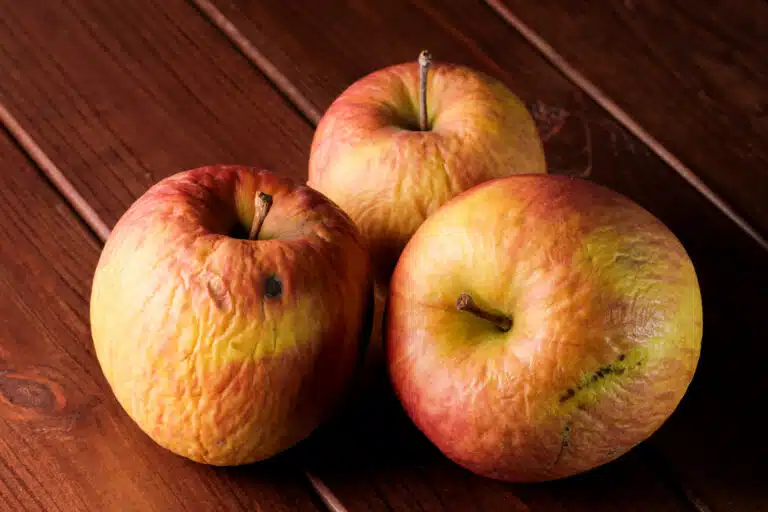 Pommes pourries ratatin&eacute;es g&acirc;t&eacute;es fl&eacute;tries