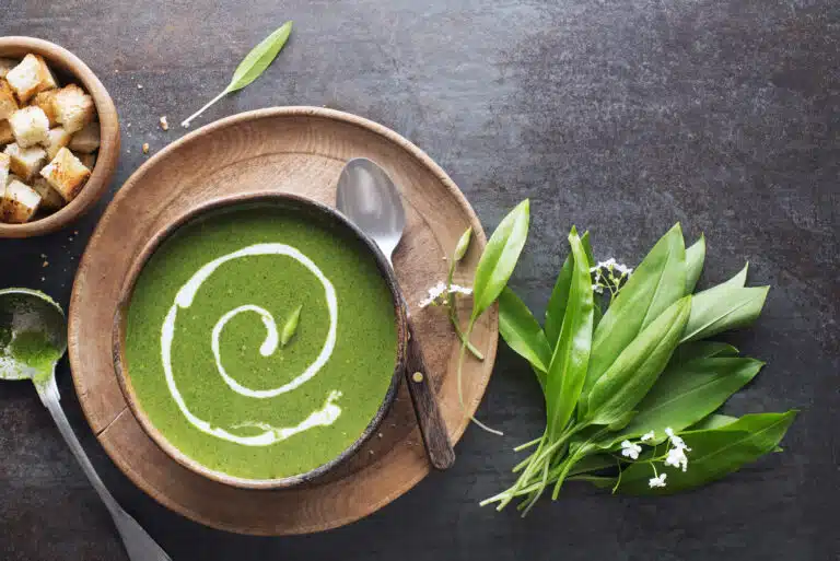 Soupe &agrave; la cr&egrave;me avec feuilles d&rsquo;ail sauvage ail des ours