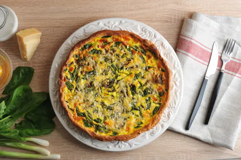 Tarte sal&eacute;e quiche avec &eacute;pinards et des oignons verts