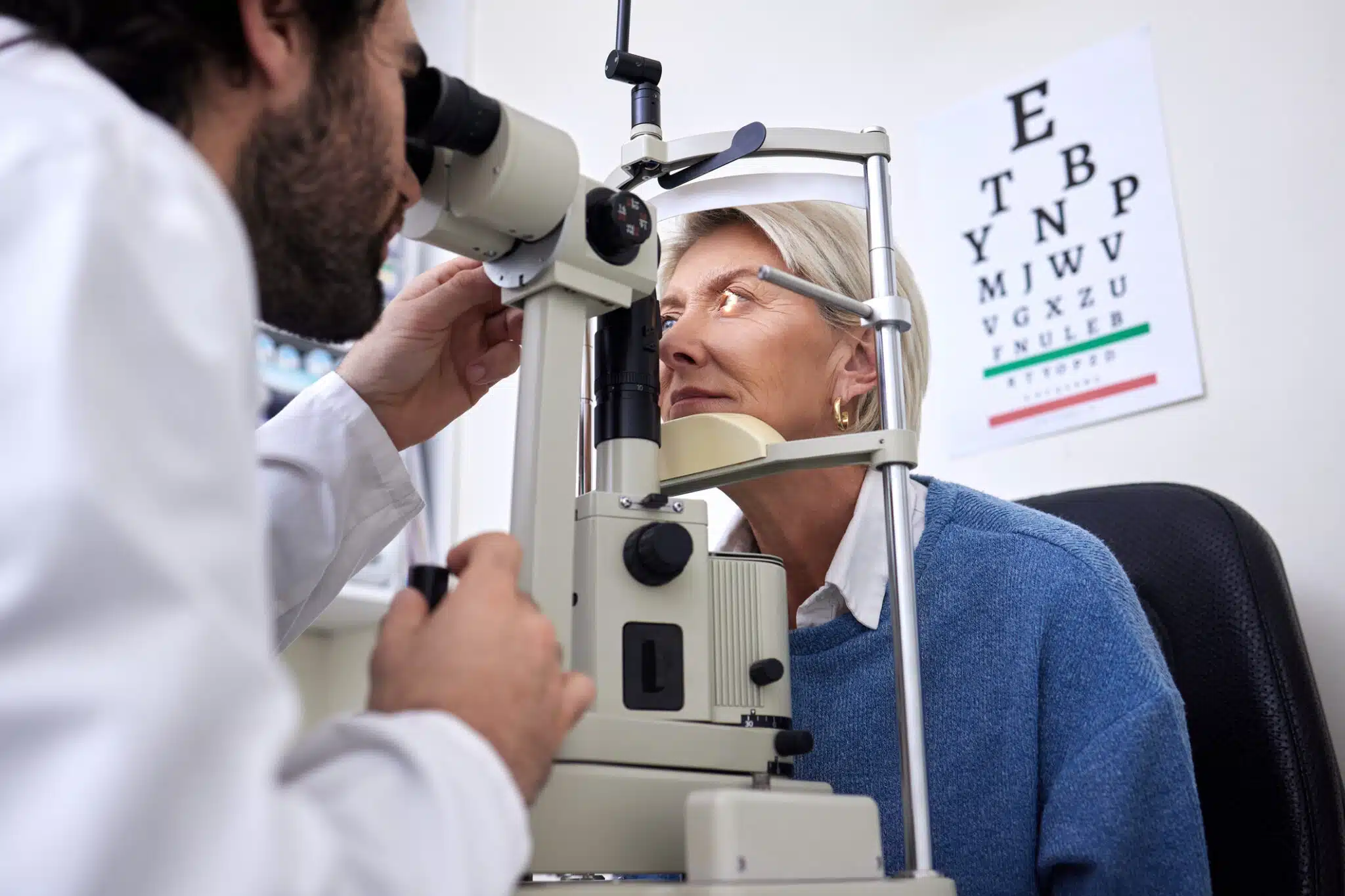 Vision examen des yeux optom&eacute;triste contr&ocirc;le de la vue une consultation oculaire 
