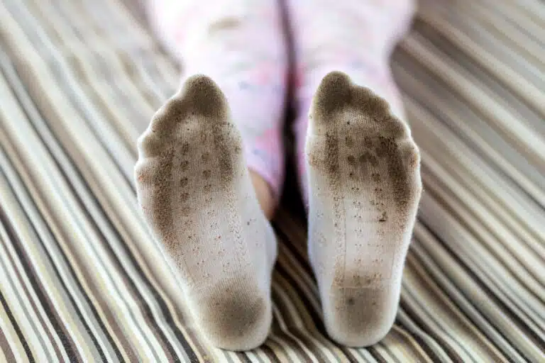 chaussettes blanches tach&eacute;es chaussettes sales