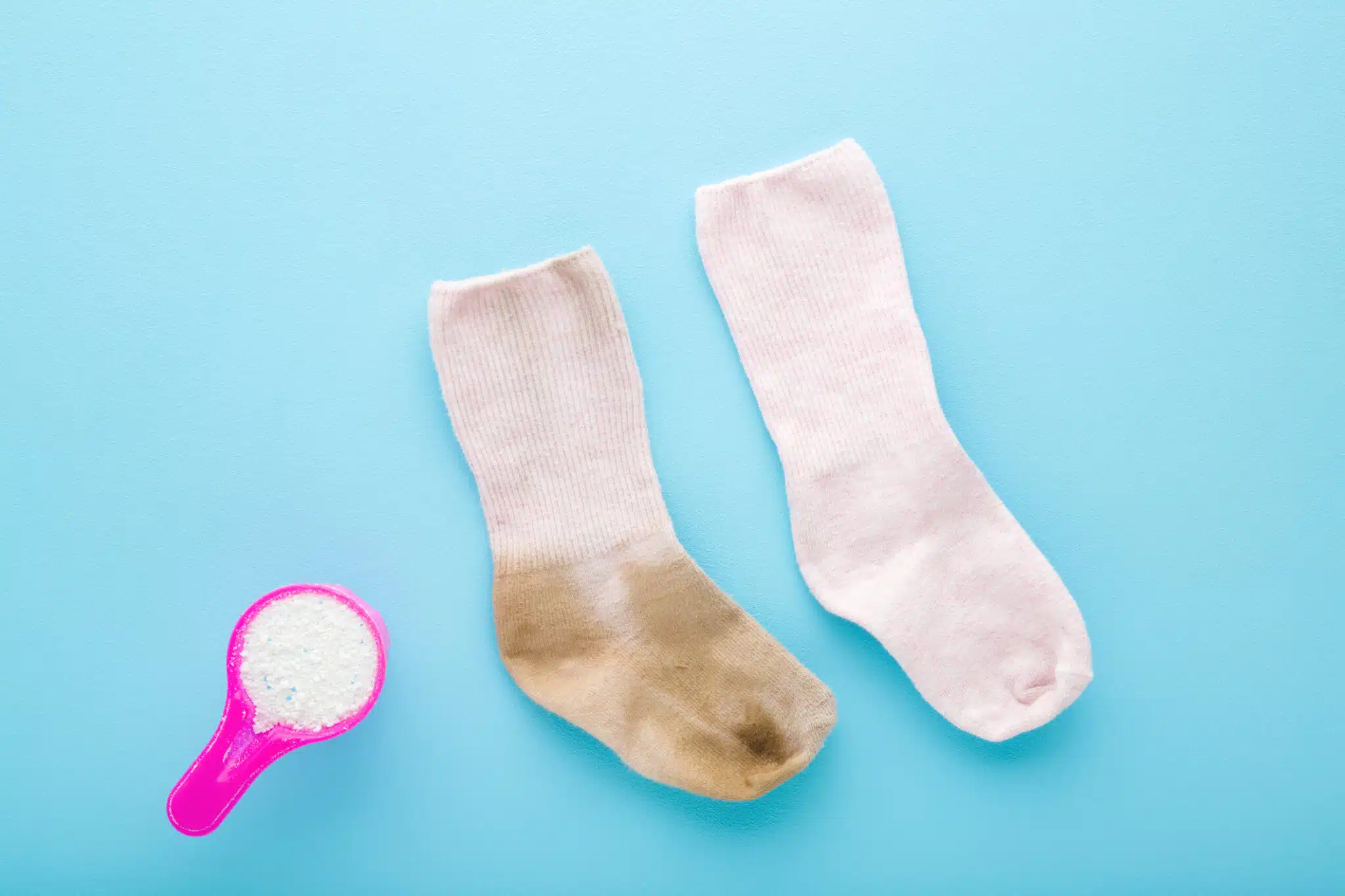 chaussettes blanches tach&eacute;es chaussettes sales lessive lavage bicarbonate