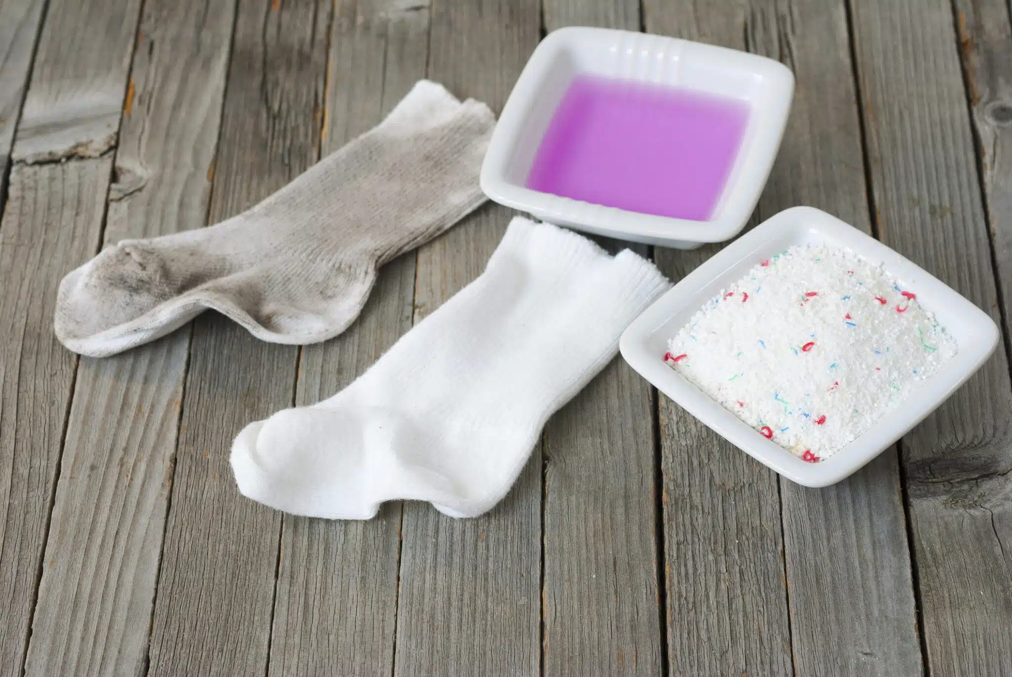 chaussettes blanches tach&eacute;es chaussettes sales lessive lavage