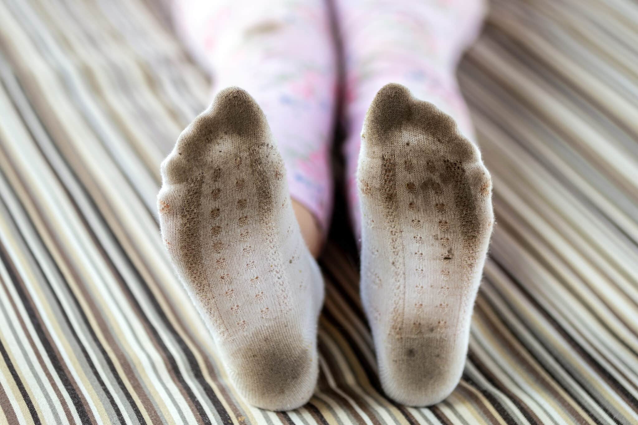 chaussettes blanches tach&eacute;es chaussettes sales