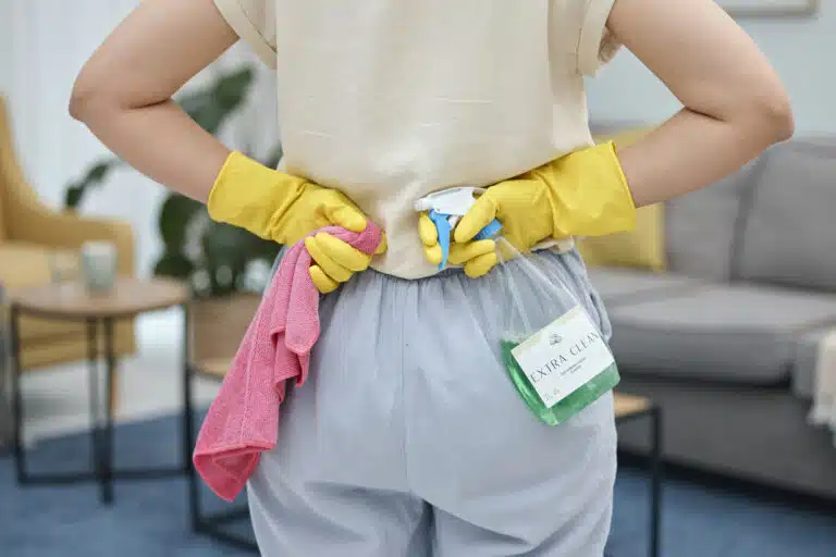 chiffon de nettoyage microfibre gants salet&eacute;, bact&eacute;ries et poussi&egrave;re m&eacute;nage avec un spray produit d&eacute;tergent