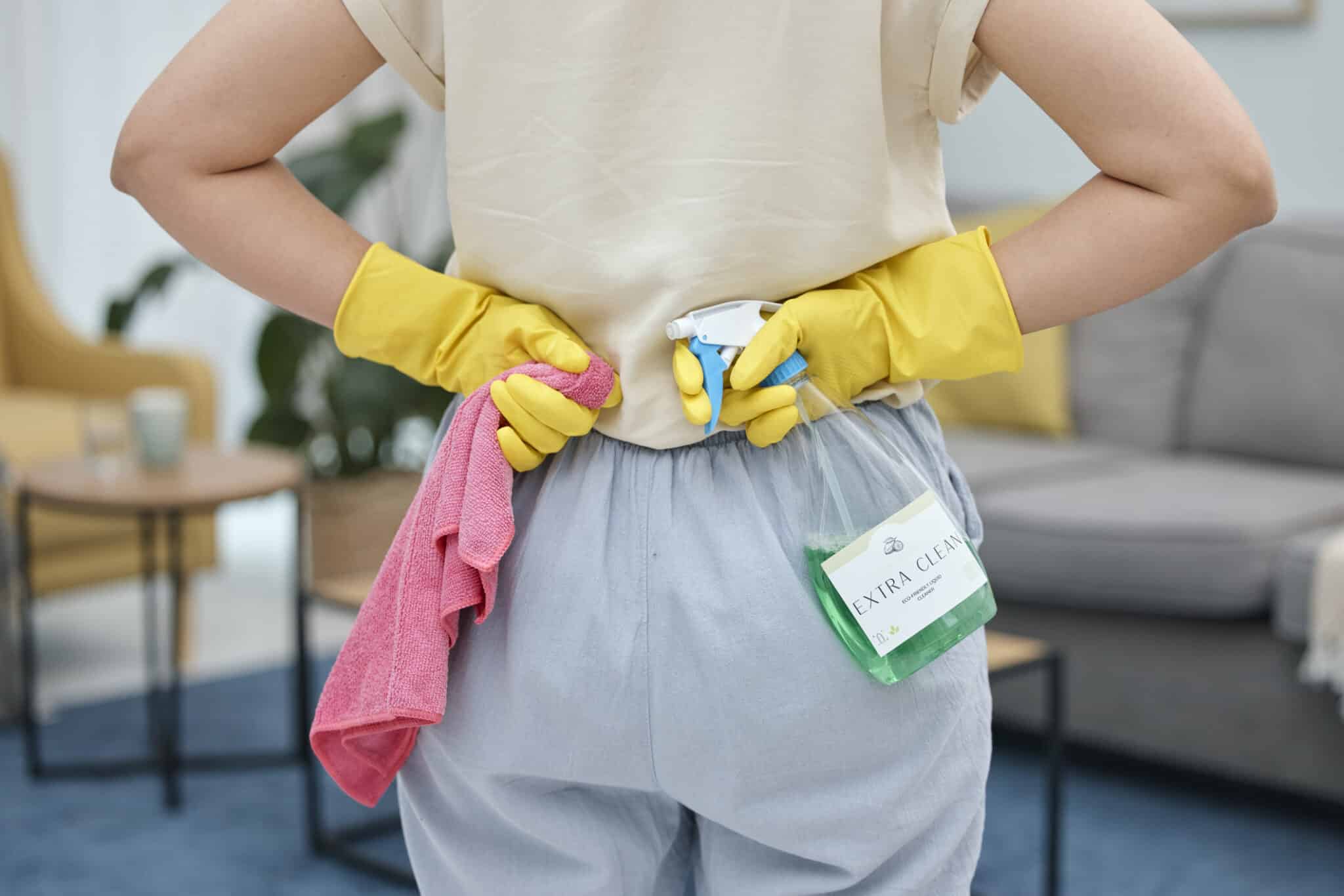 chiffon de nettoyage microfibre gants salet&eacute;, bact&eacute;ries et poussi&egrave;re m&eacute;nage avec un spray produit d&eacute;tergent