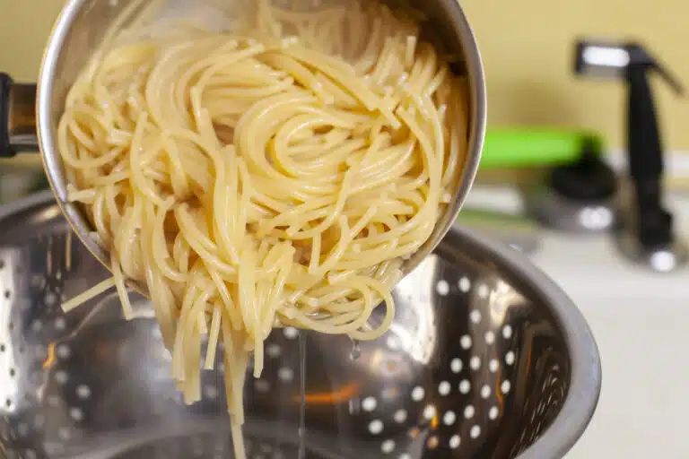 drainer l'eau de cuisson des spaghettis égoutter les pâtes après la cuisson