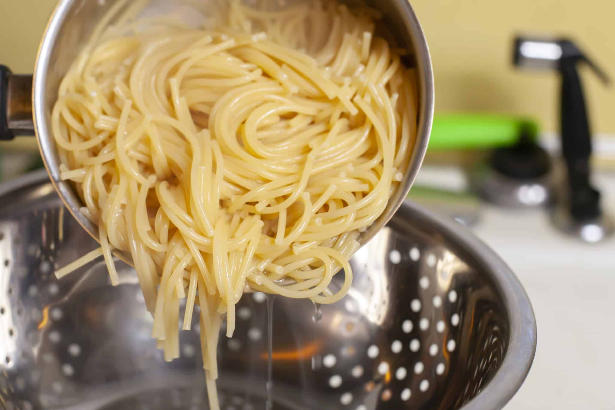 drainer l'eau de cuisson des spaghettis &eacute;goutter les p&acirc;tes apr&egrave;s la cuisson