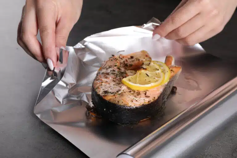 envelopper du saumon avec du citron et des &eacute;pices dans du papier d&rsquo;aluminium film alu