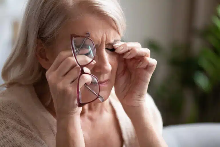 femme &acirc;g&eacute;e lunettes vision probl&egrave;me de vue g&ecirc;ne yeux