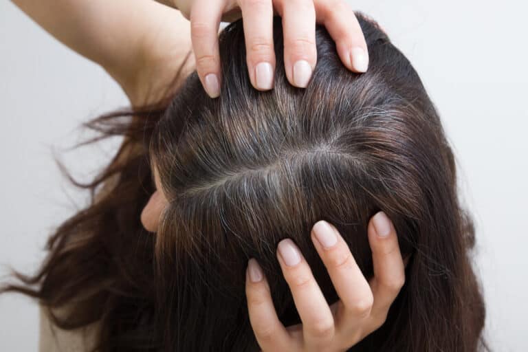 femme cheveux blancs gris