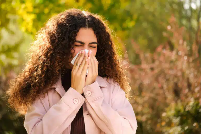 femme qui se mouche mouchoir nez qui coule nez bouch&eacute; &eacute;coulement congestion nasale allergie rhinite allergique rhume des foins