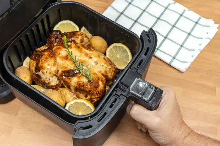 friteuse sans huile airfryer CUISSON POULET R&Ocirc;TI ENTIER AVEC GARNITURE DANS UNE FRITEUSE &Agrave; AIR