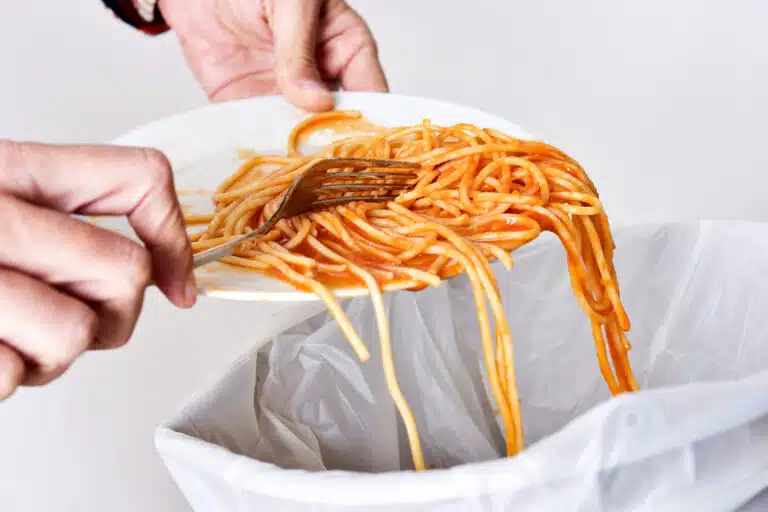 jeter &agrave; la poubelle les restes de p&acirc;tes spaghettis