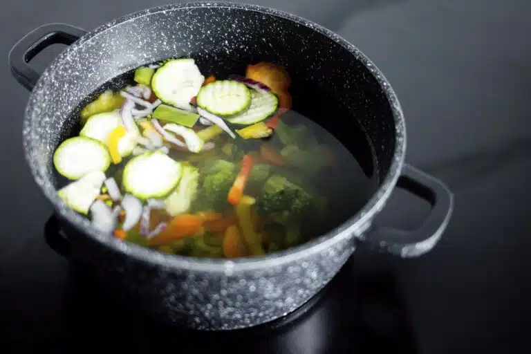 l&eacute;gumes bouillis dans une casserole