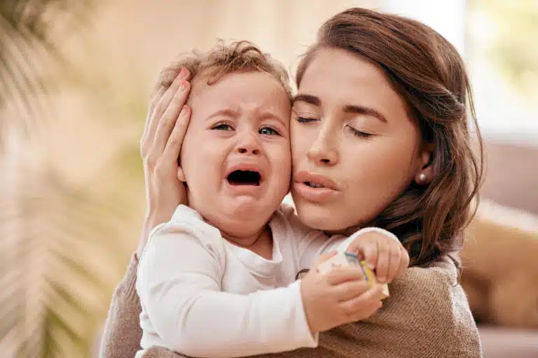 maman m&egrave;re femme r&eacute;conforte son b&eacute;b&eacute; qui pleure