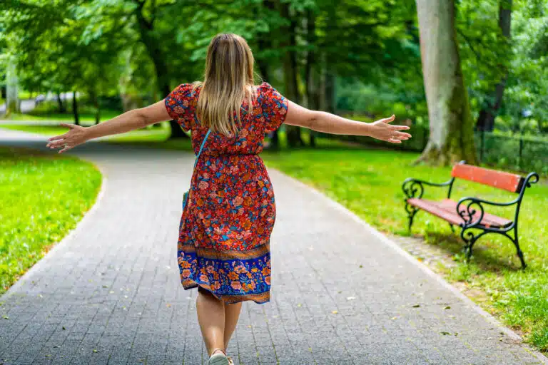 marcher dans le parc promenade