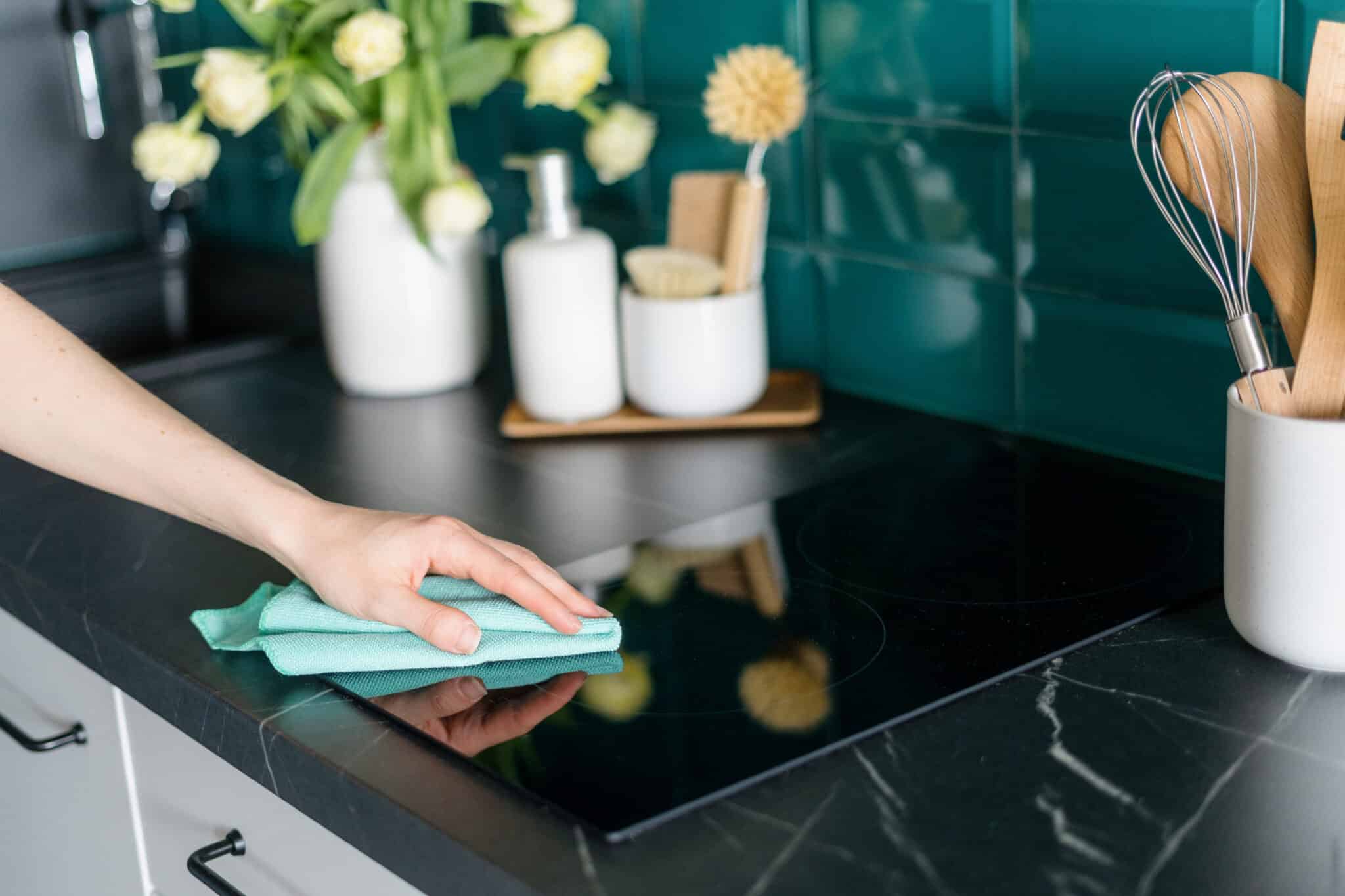 nettoyer la cuisini&egrave;re &agrave; induction