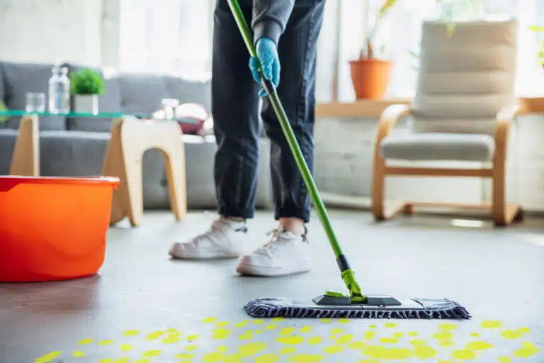 passer la serpilli&egrave;re carrelage nettoyage du sol