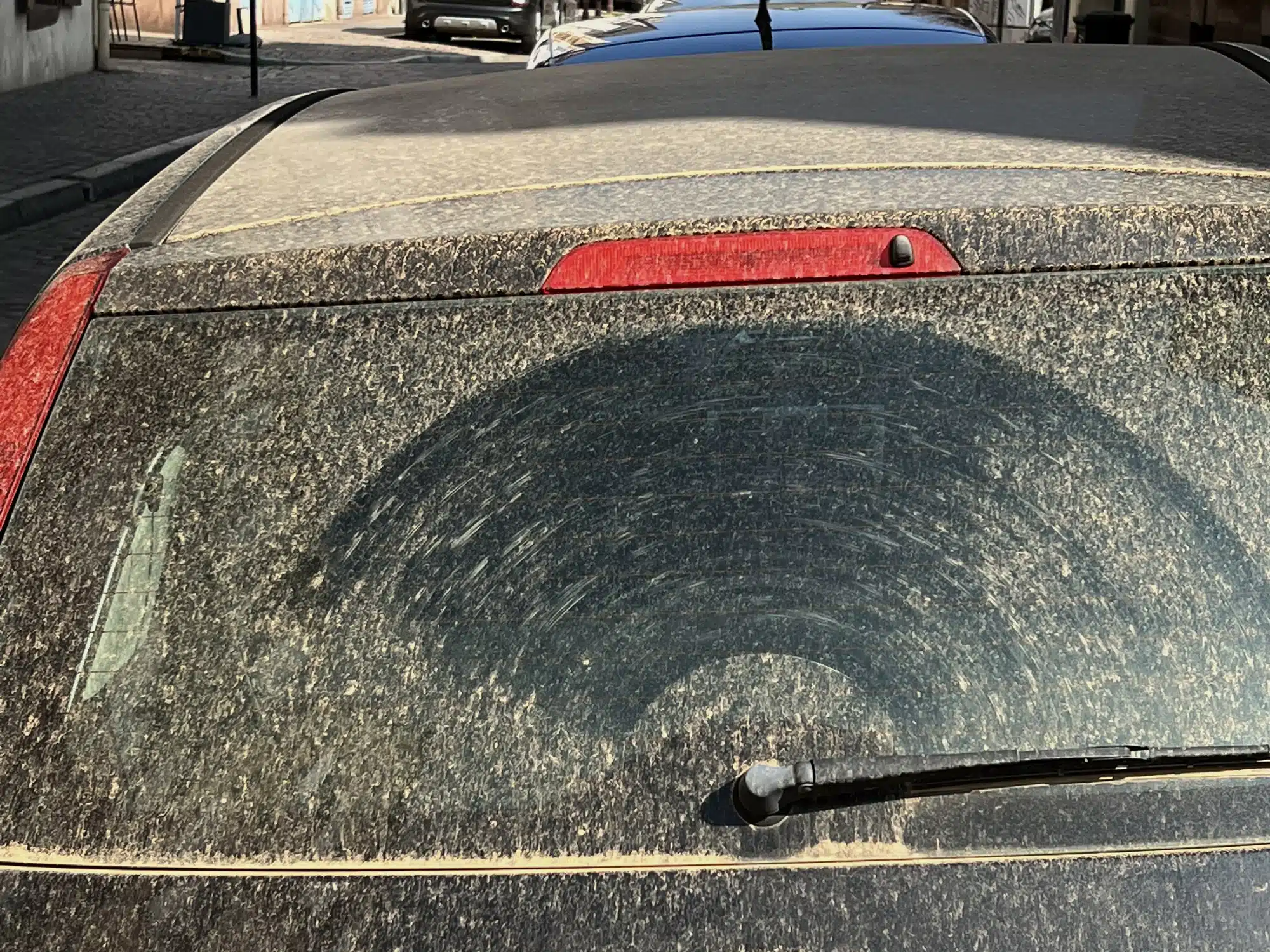 voiture couverte de sable du sahara