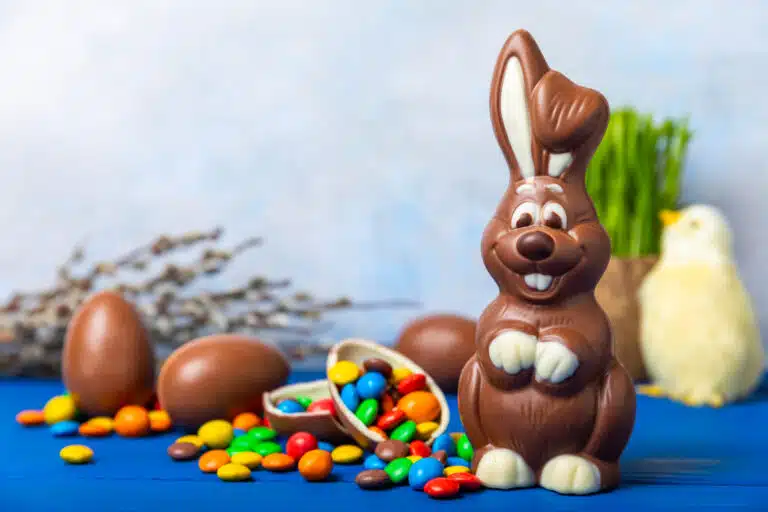 Lapin en chocolat de P&acirc;ques oeufs en chocolat et autres friandises