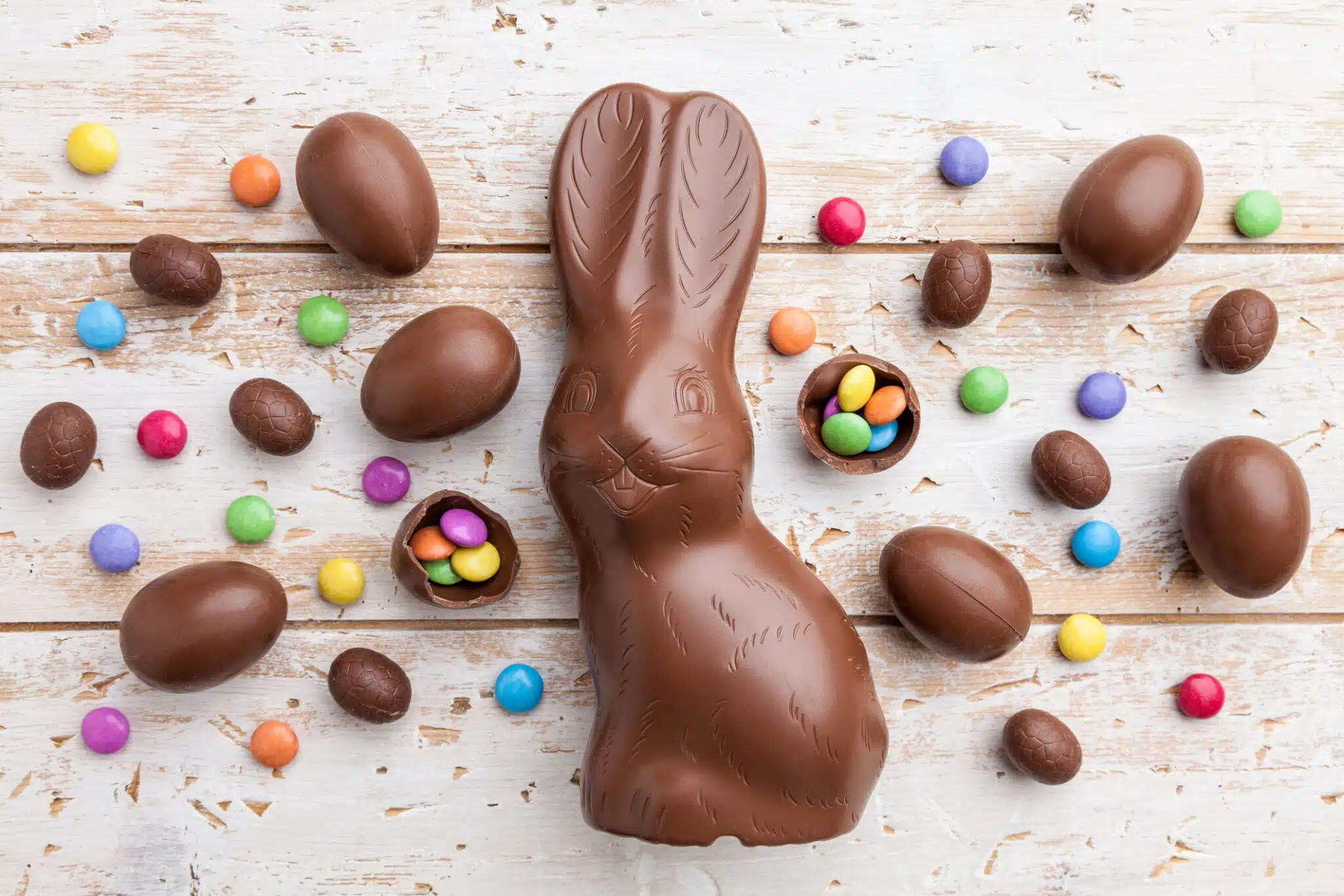 Lapin en chocolat de P&acirc;ques oeufs en chocolat et autres friandises